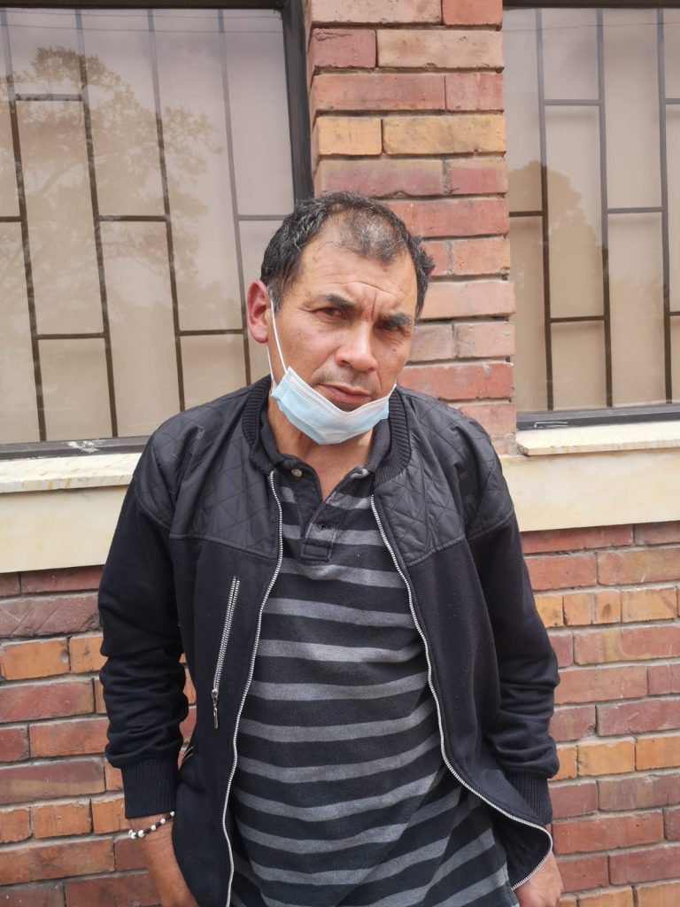 EN VIDEO. Brutal agresión de un cliente en parqueadero 1 EN VIDEO. Brutal agresión de un cliente en parqueadero Martín Martínez (de 53 años), un humilde trabajador que se gana la vida laborando en un parqueadero del barrio Luna Park (Antonio Nariño) desde hace varios años, denunció que fue víctima de una brutal agresión por parte de un cliente, a quien le molestó que no le abrieran el lugar para dejar su carro y su moto.