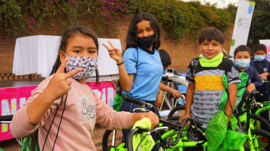 Estudiantes de estrategia 'Bici-parceros' reciben 21 bicicletas 2 Estudiantes de estrategia 'Bici-parceros' reciben 21 bicicletas Por medio del apoyo del Grupo Energía de Bogotá (GEB) y la Alcaldía de Bogotá, jóvenes vinculados a la estrategia 'Bici-Parceros' recibieron en las últimas horas 21 bicicletas que les permitirá mejorar sus desplazamientos hasta sus colegios.