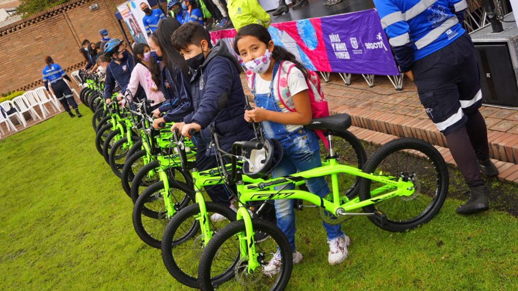 Estudiantes de estrategia 'Bici-parceros' reciben 21 bicicletas 3 Estudiantes de estrategia 'Bici-parceros' reciben 21 bicicletas Por medio del apoyo del Grupo Energía de Bogotá (GEB) y la Alcaldía de Bogotá, jóvenes vinculados a la estrategia 'Bici-Parceros' recibieron en las últimas horas 21 bicicletas que les permitirá mejorar sus desplazamientos hasta sus colegios.