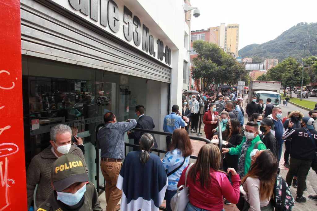 En la Calle 53, largas filas este lunes para sacar el pasaporte 1 En la Calle 53, largas filas este lunes para sacar el pasaporte Este lunes comenzó el plan piloto de atención sin cita previa para la expedición de pasaporte en la sede de la Calle 53, pero al parecer muchos ciudadanos no tuvieron en cuenta que se atendía según el último dígito del documento de identidad.