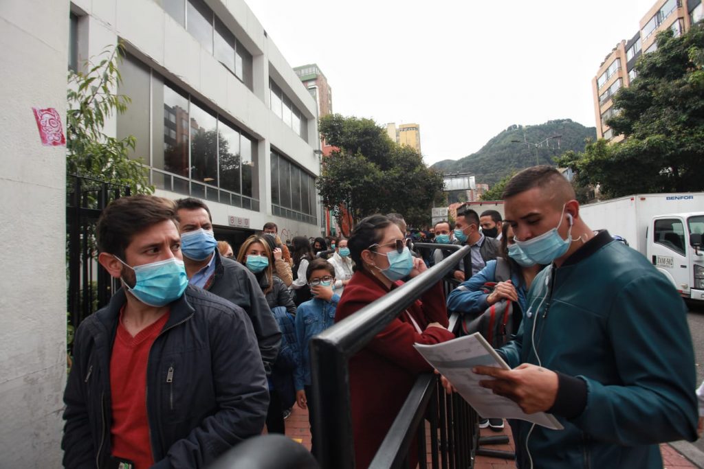 En la Calle 53, largas filas este lunes para sacar el pasaporte 5 En la Calle 53, largas filas este lunes para sacar el pasaporte Este lunes comenzó el plan piloto de atención sin cita previa para la expedición de pasaporte en la sede de la Calle 53, pero al parecer muchos ciudadanos no tuvieron en cuenta que se atendía según el último dígito del documento de identidad.