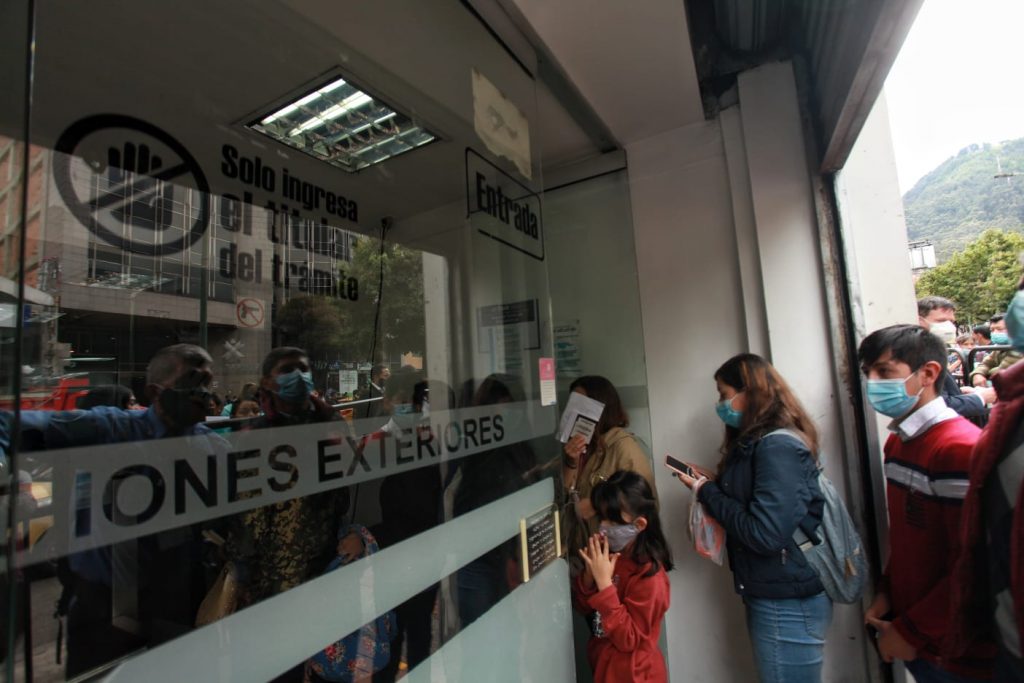 En la Calle 53, largas filas este lunes para sacar el pasaporte 2 En la Calle 53, largas filas este lunes para sacar el pasaporte Este lunes comenzó el plan piloto de atención sin cita previa para la expedición de pasaporte en la sede de la Calle 53, pero al parecer muchos ciudadanos no tuvieron en cuenta que se atendía según el último dígito del documento de identidad.