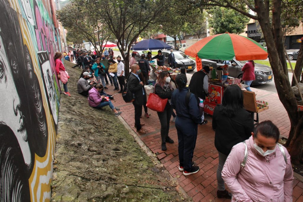 En la Calle 53, largas filas este lunes para sacar el pasaporte 4 En la Calle 53, largas filas este lunes para sacar el pasaporte Este lunes comenzó el plan piloto de atención sin cita previa para la expedición de pasaporte en la sede de la Calle 53, pero al parecer muchos ciudadanos no tuvieron en cuenta que se atendía según el último dígito del documento de identidad.