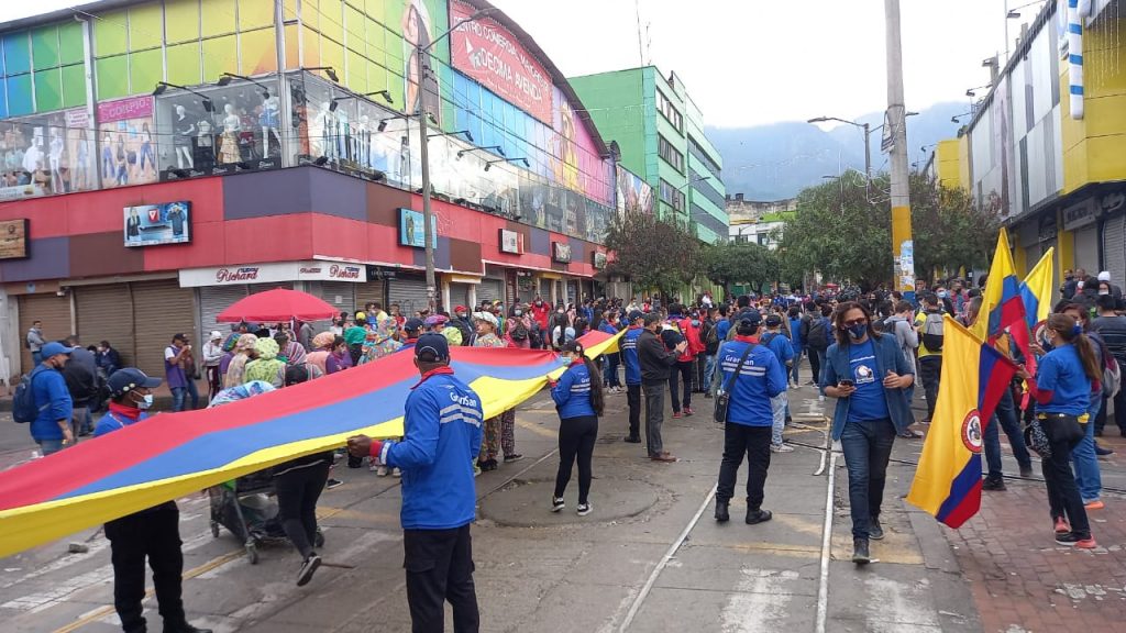 Por incrementos en avalúo catastral, comerciantes protestan Desde tempranas horas de la mañana un nutrido grupo de comerciantes se concentró en la zona comercial de San Victorino y el Gran San, en pleno corazón de Bogotá, para protestar en contra de la Alcaldía Mayor y los altos impuestos que, aseguran, deben pagar por el avalúo catastral.