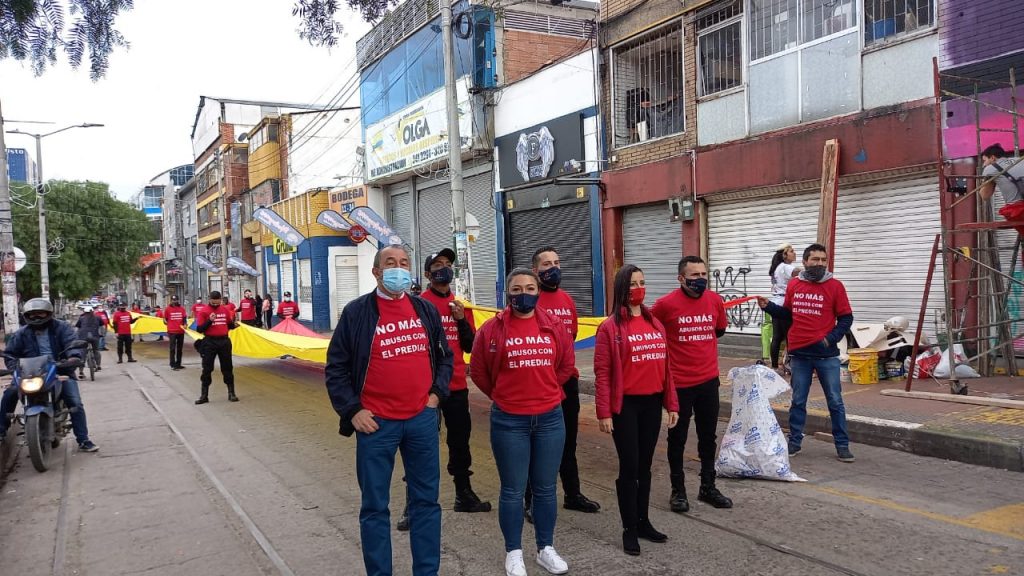 Por incrementos en avalúo catastral, comerciantes protestan Desde tempranas horas de la mañana un nutrido grupo de comerciantes se concentró en la zona comercial de San Victorino y el Gran San, en pleno corazón de Bogotá, para protestar en contra de la Alcaldía Mayor y los altos impuestos que, aseguran, deben pagar por el avalúo catastral.