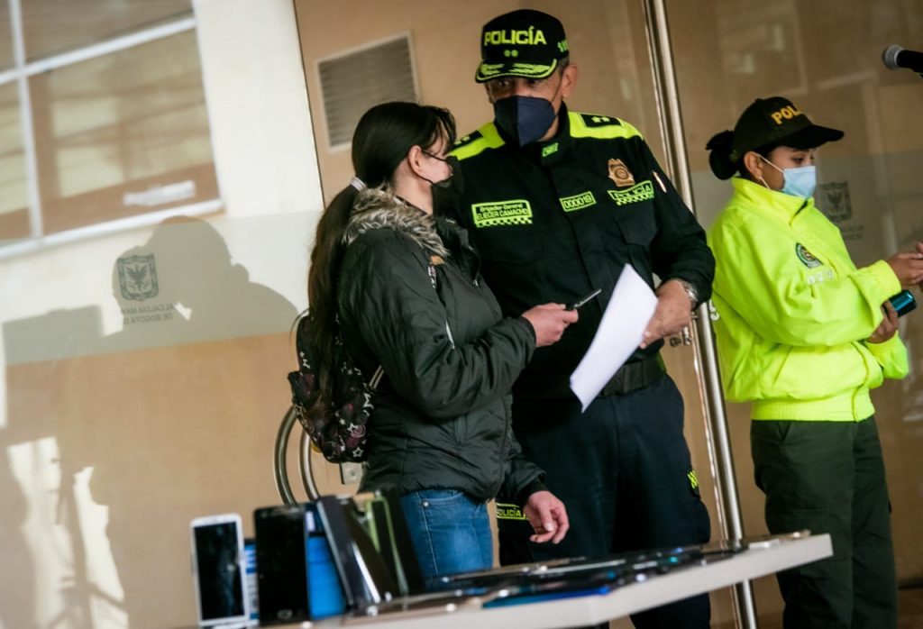 Autoridades han recuperado 2.771 celulares a lo largo de 2021 3 Autoridades han recuperado 2.771 celulares a lo largo de 2021 Este martes la Alcaldía de Bogotá entregó a la ciudadanía un informe sobre los operativos contra el hurto y la receptación de celulares en la ciudad ejecutados a lo largo del año, gracias a las acciones interinstitucionales.
