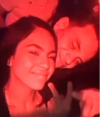 Pillaron muy coqueto a Silvestre Dangond en una discoteca Una polémica ronda al cantante Silvestre Dangond luego de ser grabado en una situación muy comprometedora con una mujer. El video puso al artista en medio de un escándalo, pues es casado y afirman que estaba siendo infiel.