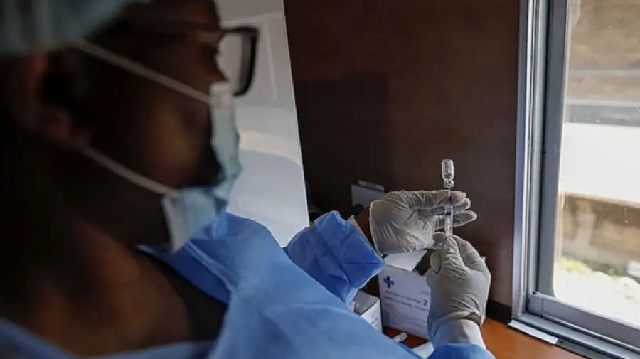 Países de Europa prohíben la entrada de viajeros africanos Una nueva&nbsp;variante&nbsp;del coronavirus detectada en Sudáfrica, aparentemente muy contagiosa, provocó que varios países europeos, donde la pandemia se recrudece desde hace semanas, decidieran este viernes cerrar sus puertas a los viajeros procedentes de varios Estados del sur de África.