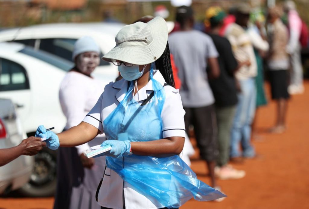 Países de Europa prohíben la entrada de viajeros africanos Una nueva&nbsp;variante&nbsp;del coronavirus detectada en Sudáfrica, aparentemente muy contagiosa, provocó que varios países europeos, donde la pandemia se recrudece desde hace semanas, decidieran este viernes cerrar sus puertas a los viajeros procedentes de varios Estados del sur de África.