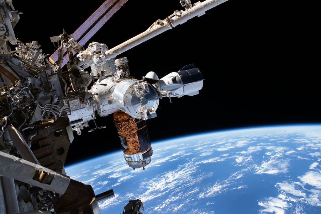 Astronautas salieron de la ISS en cápsula SpaceX rumbo a la Tierra Una cápsula de SpaceX que transporta a cuatro astronautas salió el lunes desde la Estación Espacial Internacional (ISS) con destino a la Tierra, después de pasar seis meses a bordo del puesto de avanzada orbital.&nbsp;
