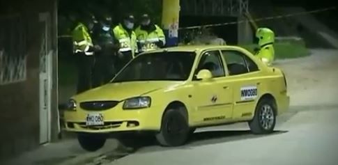 Pasajeros asesinan a bala al taxista Yesid en San Cristóbal 2 Pasajeros asesinan a bala al taxista Yesid en San Cristóbal Con la cabeza recostada sobre la cabrilla, las manos colgándole a cada lado de su cuerpo y sangrando por el costado derecho del cráneo, se observaba desde afuera, por la ventana del conductor, a un taxista dentro de su vehículo. Aparentemente ya estaba sin vida.