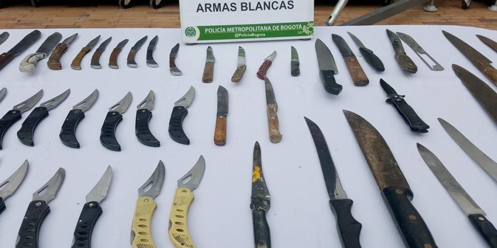 239 capturados y más de 1.360 armas blancas incautadas 1 239 capturados y más de 1.360 armas blancas incautadas Este lunes el secretario de Seguridad, Aníbal Fernández de Soto, y el comandante de la Policía de Bogotá, general Eliécer Camacho, dieron a conocer el resultado de una serie de operativos efectuados desde el viernes y durante el fin de semana en la ciudad.