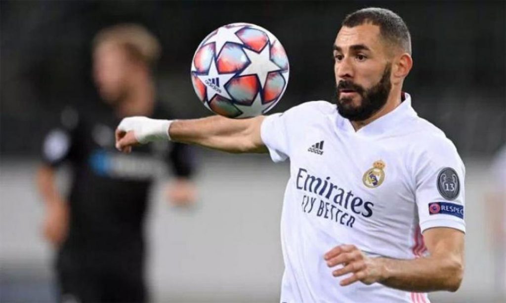 Condenan a un año de prisión a Benzema y le ponen multa 9 Condenan a un año de prisión a Benzema y le ponen multa La justicia francesa condenó este miércoles a la estrella del Real Madrid Karim Benzema a un año de prisión, con suspensión de pena, como cómplice del intento de chantaje a su excompañero de selección Mathieu Valbuena con un video íntimo.