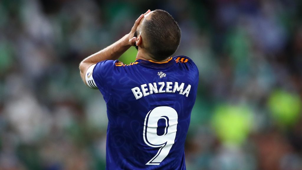 Condenan a un año de prisión a Benzema y le ponen multa 1 Condenan a un año de prisión a Benzema y le ponen multa La justicia francesa condenó este miércoles a la estrella del Real Madrid Karim Benzema a un año de prisión, con suspensión de pena, como cómplice del intento de chantaje a su excompañero de selección Mathieu Valbuena con un video íntimo.