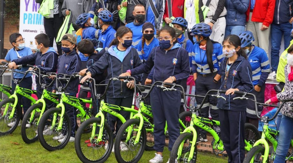 Estudiantes de estrategia 'Bici-parceros' reciben 21 bicicletas 1 Estudiantes de estrategia 'Bici-parceros' reciben 21 bicicletas Por medio del apoyo del Grupo Energía de Bogotá (GEB) y la Alcaldía de Bogotá, jóvenes vinculados a la estrategia 'Bici-Parceros' recibieron en las últimas horas 21 bicicletas que les permitirá mejorar sus desplazamientos hasta sus colegios.