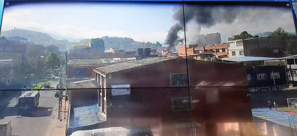 Fuerte incendio en fábrica de colchones del barrio Santa Lucía 2 Fuerte incendio en fábrica de colchones del barrio Santa Lucía Una emergencia se presentó este viernes en el sur de la ciudad, por cuenta de un voraz incendio que ocurrió en una fábrica de colchones ubicada en el barrio Santa Lucía.