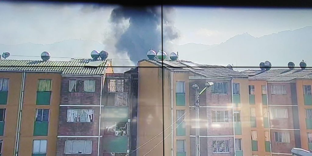 Fuerte incendio en fábrica de colchones del barrio Santa Lucía Una emergencia se presentó este viernes en el sur de la ciudad, por cuenta de un voraz incendio que ocurrió en una fábrica de colchones ubicada en el barrio Santa Lucía.