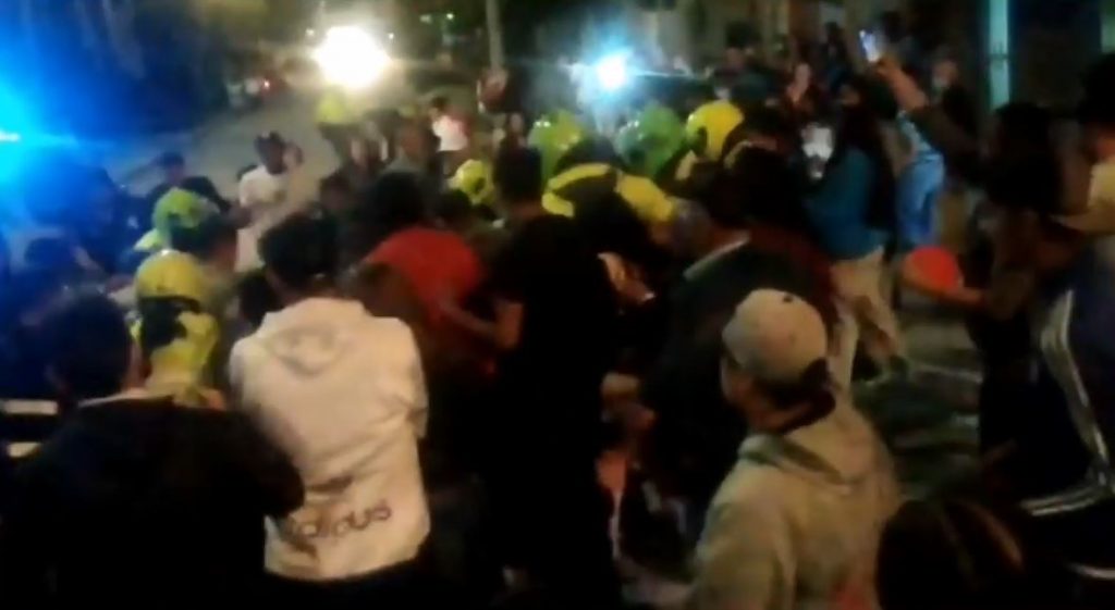 En el barrio Chicalá intentaron linchar a presunto violador En la noche de este domingo se presentaron fuertes desmanes en el barrio Chicalá, localidad de Bosa, tras el intento de linchamiento de un presunto violador al que la comunidad señalaba de haber abusado de una menor de 14 años de edad.