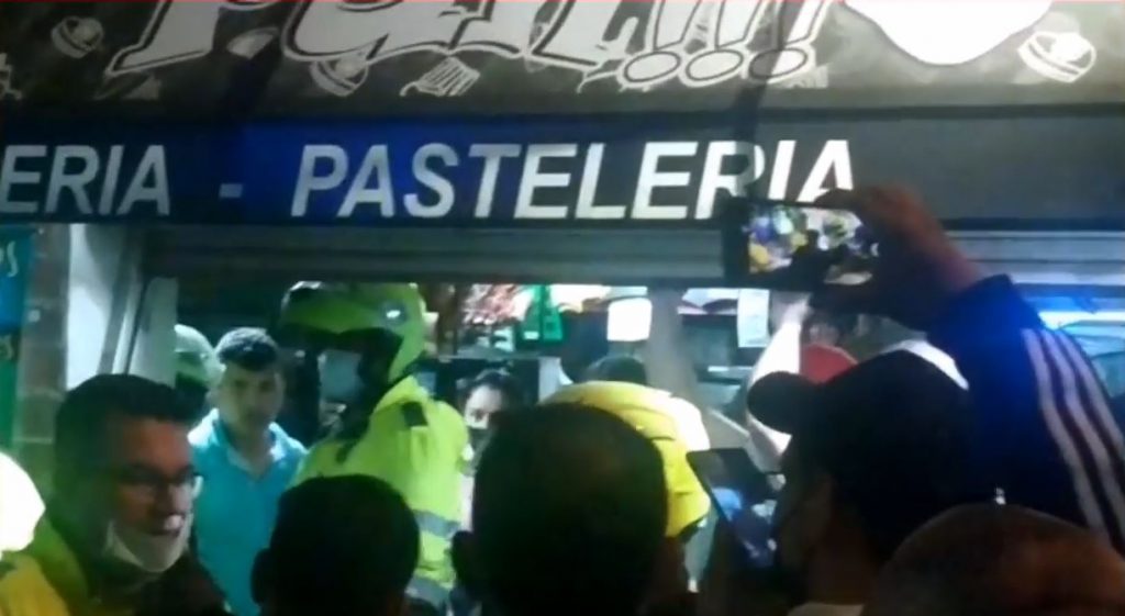 En el barrio Chicalá intentaron linchar a presunto violador 2 En el barrio Chicalá intentaron linchar a presunto violador En la noche de este domingo se presentaron fuertes desmanes en el barrio Chicalá, localidad de Bosa, tras el intento de linchamiento de un presunto violador al que la comunidad señalaba de haber abusado de una menor de 14 años de edad.
