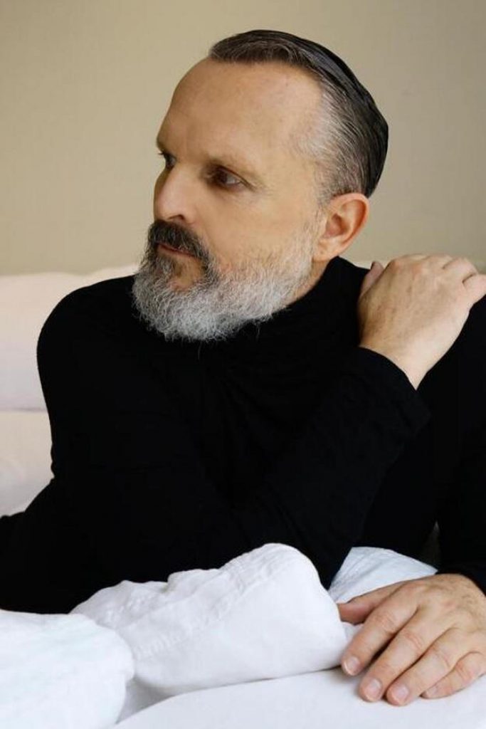 “Dejé el pudor de lado”, Miguel Bosé Son varias las razones por las que Miguel Bosé tituló su autobiografía ‘El hijo del capitán trueno’, así como nombró una de las canciones de su álbum ‘Sereno’, publicado hace dos décadas atrás.