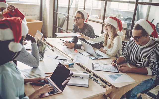 Póngale cuidado a las vacantes decembrinas que trae Adecco Ya está a la vuelta de la esquina la temporada decembrina, y con ella cientos de oportunidades para trabajar y hacerse unos buenos pesos, así que no pierda el tiempo y aliste su hoja de vida, porque varias empresas ya están calentando motores.