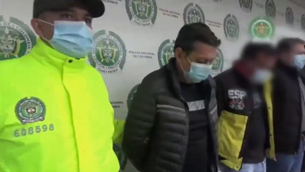 Enviaban a 'correos humanos' con coca desde El Dorado 2 Enviaban a 'correos humanos' con coca desde El Dorado La Dirección de Investigación Criminal e Interpol (Dijín), la Agencia Federal de Investigaciones de los Estados Unidos (FBI) y la Fiscalía General de la Nación lograron la desarticulación de una red delincuencial dedicada al narcotráfico mediante correos humanos.