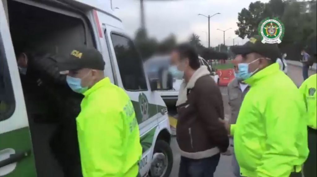 Enviaban a 'correos humanos' con coca desde El Dorado 1 Enviaban a 'correos humanos' con coca desde El Dorado La Dirección de Investigación Criminal e Interpol (Dijín), la Agencia Federal de Investigaciones de los Estados Unidos (FBI) y la Fiscalía General de la Nación lograron la desarticulación de una red delincuencial dedicada al narcotráfico mediante correos humanos.