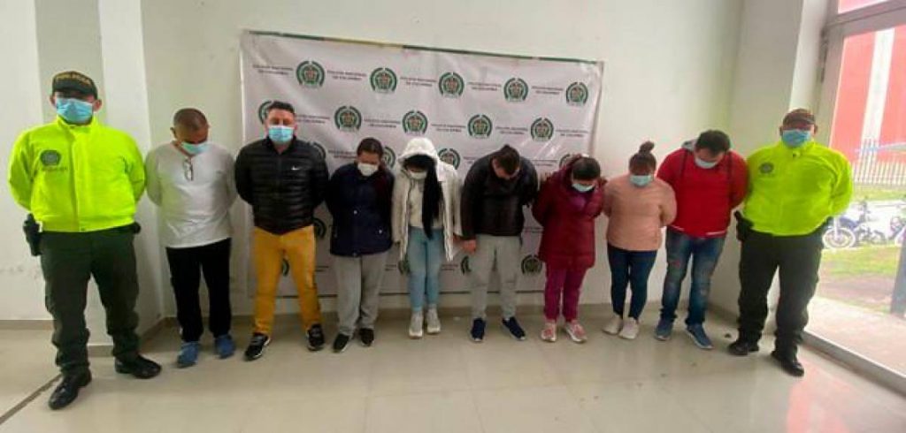 Con brujería y santería las amenazaban para prostituirlas Por el delito de trata de personas en la modalidad de explotación sexual ajena, la Policía Nacional capturó en las últimas horas a nueve personas mediante orden judicial, en allanamientos adelantados en Bogotá e Ipiales (Nariño).