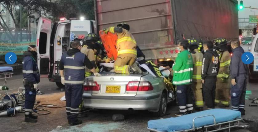 En video: Carro se estrelló de frente contra un camión en Suba Un impresionante accidente ocurrió esta mañana en el norte de la ciudad, donde un vehículo particular de placas BSU-794 se estrelló de frente contra la parte trasera de un vehículo de carga. Por fortuna no se presentaron víctimas mortales.