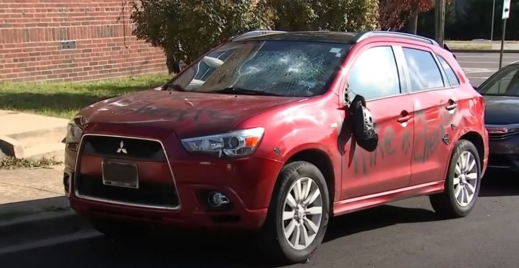 Se tiró un carro desconocido por vengarse de su expareja La rabia muchas veces nos lleva a cometer actos de los cuales después nos podemos arrepentir, y más cuando se comete un error garrafal, como el de una mujer, que por dañarle el carro a su expareja infiel terminó dañando el de una persona desconocida.