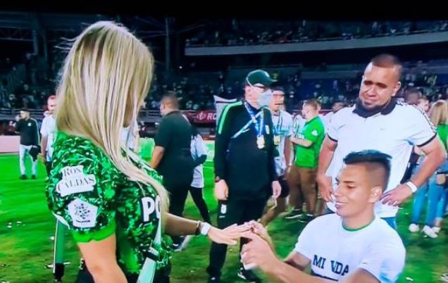 Alex Castro le pidió matrimonio a su pareja en medio del festejo Atlético Nacional consiguió anoche el título 30 de su historia, al levantar la Copa Colombia tras vencer al Deportivo Pereira con marcador global de 5-1. El conjunto verde perdió ayer 1-0 en la capital risaraldense, pero el categórico 5-0 en Medellín le sirvió para celebrar como visitante.