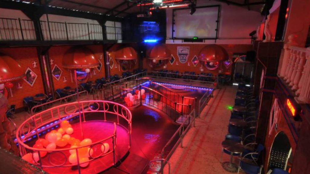 Extinción de dominio para La Piscina por expendio de drogas 4 Extinción de dominio para La Piscina por expendio de drogas Por cuenta de una orden judicial dada a conocer en las últimas horas, se ordenó la extinción de dominio para el club nocturno La Piscina, un centro de entretenimiento para adultos ubicado en el centro de Bogotá, en plena zona de tolerancia.