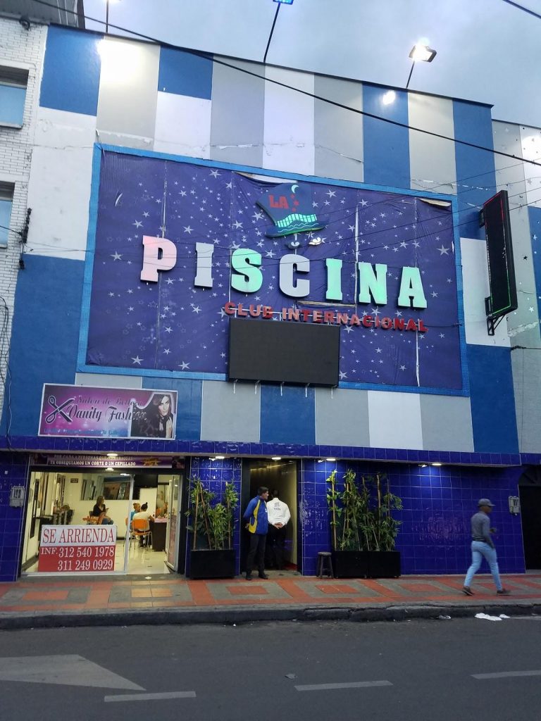 Extinción de dominio para La Piscina por expendio de drogas 1 Extinción de dominio para La Piscina por expendio de drogas Por cuenta de una orden judicial dada a conocer en las últimas horas, se ordenó la extinción de dominio para el club nocturno La Piscina, un centro de entretenimiento para adultos ubicado en el centro de Bogotá, en plena zona de tolerancia.