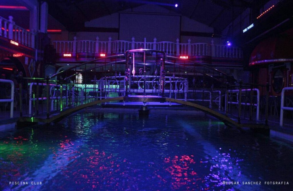 Extinción de dominio para La Piscina por expendio de drogas 2 Extinción de dominio para La Piscina por expendio de drogas Por cuenta de una orden judicial dada a conocer en las últimas horas, se ordenó la extinción de dominio para el club nocturno La Piscina, un centro de entretenimiento para adultos ubicado en el centro de Bogotá, en plena zona de tolerancia.