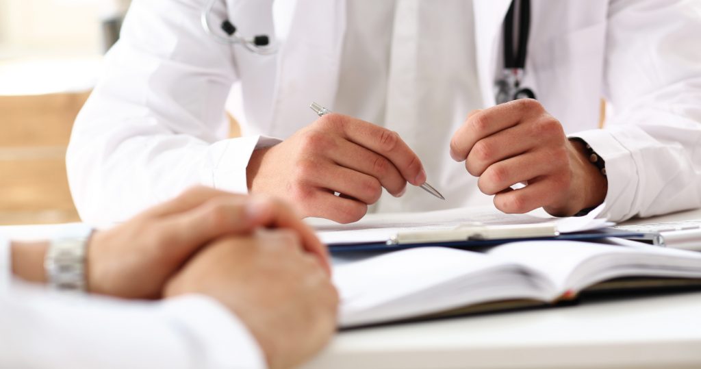 Ojo con sus niveles de azúcar La prediabetes es una enfermedad que se caracteriza por niveles elevados de glucosa o azúcar en la sangre por encima de lo normal, entre 100 y 125 mg/dl en ayunas, o entre 140 y 199 mg/dl medida 2 horas después de una comida, que indica que nuestro páncreas no está trabajando bien o que está trabajando forzadamente.
