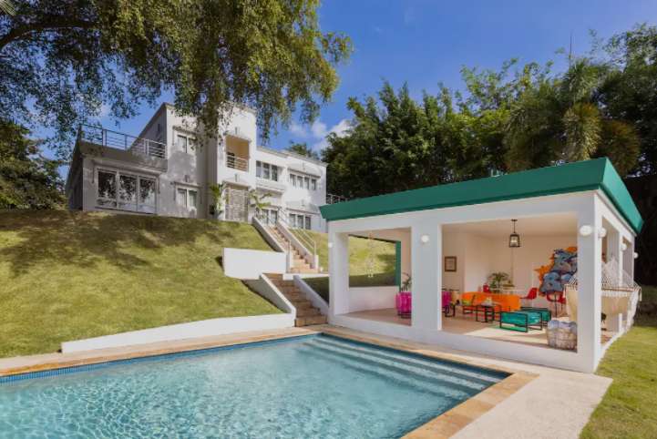 Daddy Yankee puso en alquiler su mansión por Airbnb El cantante de reguetón Daddy Yankee puso en alquiler su lujosa mansión ubicada en Puerto Rico, para quien quiera gozar de sus comodidades. A través de su cuenta de Instagram, el cantante entregó una noticia que enloqueció a sus fanáticos, pues su propiedad estará en alquiler por temporada decembrina&nbsp;en Airbnb.