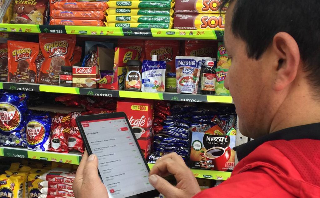 Tenderos pueden aumentar sus ventas en un 30% con datáfonos En medio de la reactivación económica que vive el país, y a puertas de que empiece la temporada navideña, el sector del comercio se prepara. Teniendo en cuenta que cada vez se usa más el dinero plástico, los datáfonos son una herramienta ideal para hacer transacciones.