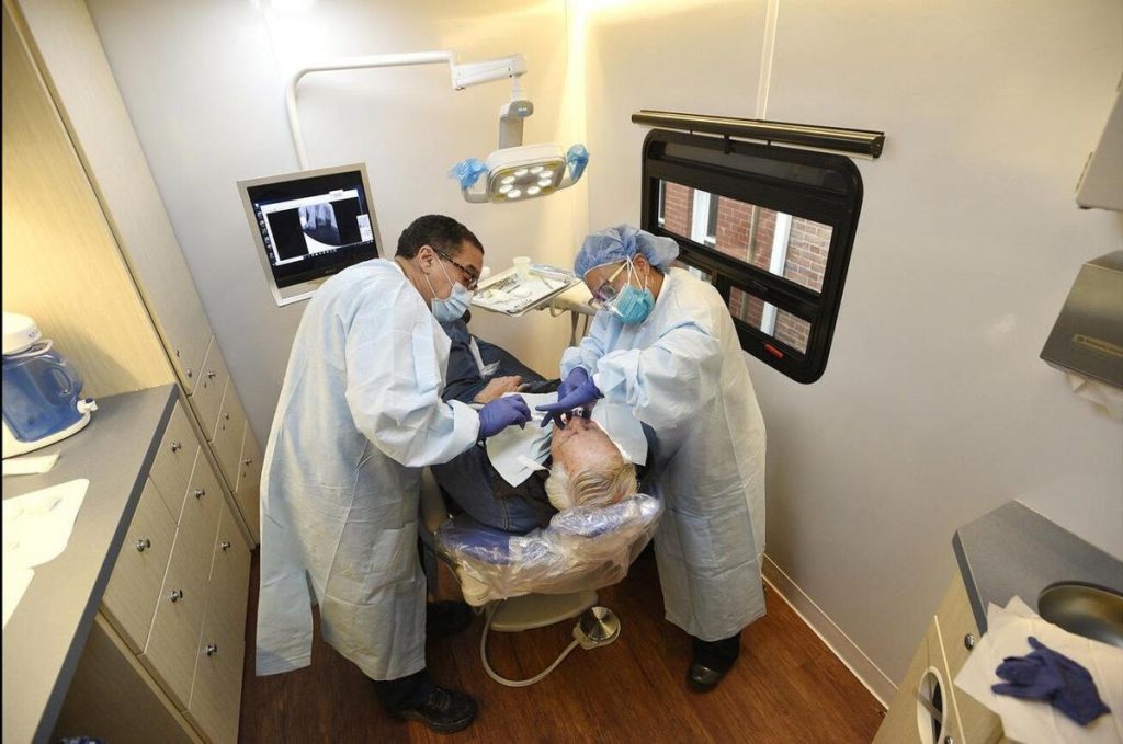 Odontólogos ofrecen atención gratuita a desfavorecidos Encías inflamadas, dientes cariados, pacientes con dolor y niños que no se atreven a sonreír es el panorama cotidiano de Roslyn Kellum, una dentista itinerante que viaja por Estados Unidos tratando a decenas de miles de personas que no pueden costear su atención dental.