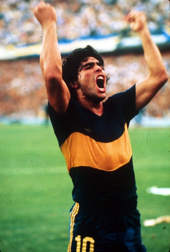 A un año de la muerte de Maradona, el mundo del fútbol lo recuerda 6 A un año de la muerte de Maradona, el mundo del fútbol lo recuerda El planeta fútbol, sin fronteras, le rinde honores el jueves al argentino Diego Armando Maradona, idolatrado artista de la pelota de todos los tiempos, al cumplirse un año de su fallecimiento, a los 60 años, en su lecho de enfermo.