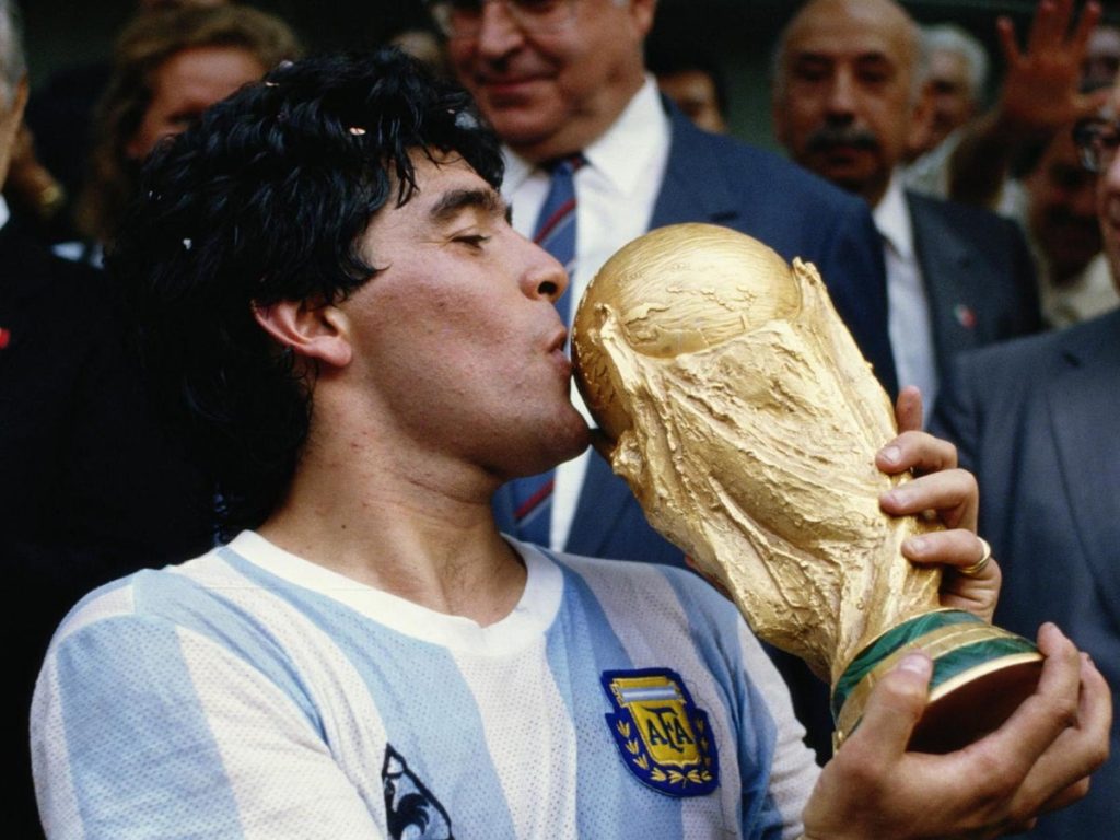 A un año de la muerte de Maradona, el mundo del fútbol lo recuerda 4 A un año de la muerte de Maradona, el mundo del fútbol lo recuerda El planeta fútbol, sin fronteras, le rinde honores el jueves al argentino Diego Armando Maradona, idolatrado artista de la pelota de todos los tiempos, al cumplirse un año de su fallecimiento, a los 60 años, en su lecho de enfermo.