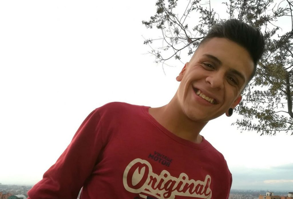 Familia de Dilan Cruz no ha visto avances en el caso 6 Familia de Dilan Cruz no ha visto avances en el caso El sábado 23 de noviembre de 2019, Dilan Cruz, un joven de 18 años, se movilizaba en medio de las calles del centro de Bogotá, en el marco de unas agitadas jornadas de protesta social que se llevaban a cabo en el país. A la altura de la carrera 4 con calle 19, fue impactado en la cabeza por un proyectil de un arma de baja letalidad, en medio de un procedimiento policial.