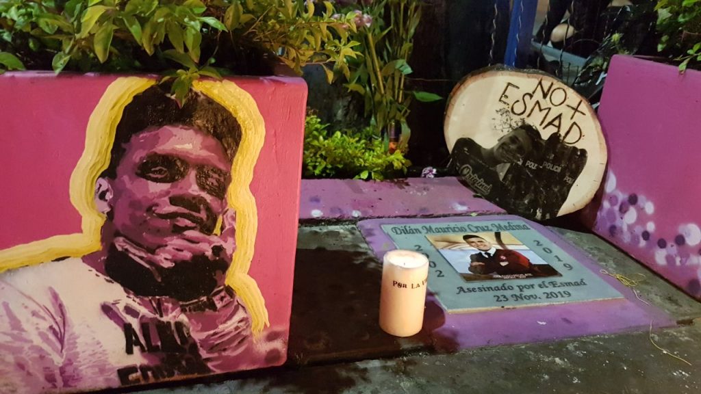 Familia de Dilan Cruz no ha visto avances en el caso 2 Familia de Dilan Cruz no ha visto avances en el caso El sábado 23 de noviembre de 2019, Dilan Cruz, un joven de 18 años, se movilizaba en medio de las calles del centro de Bogotá, en el marco de unas agitadas jornadas de protesta social que se llevaban a cabo en el país. A la altura de la carrera 4 con calle 19, fue impactado en la cabeza por un proyectil de un arma de baja letalidad, en medio de un procedimiento policial.