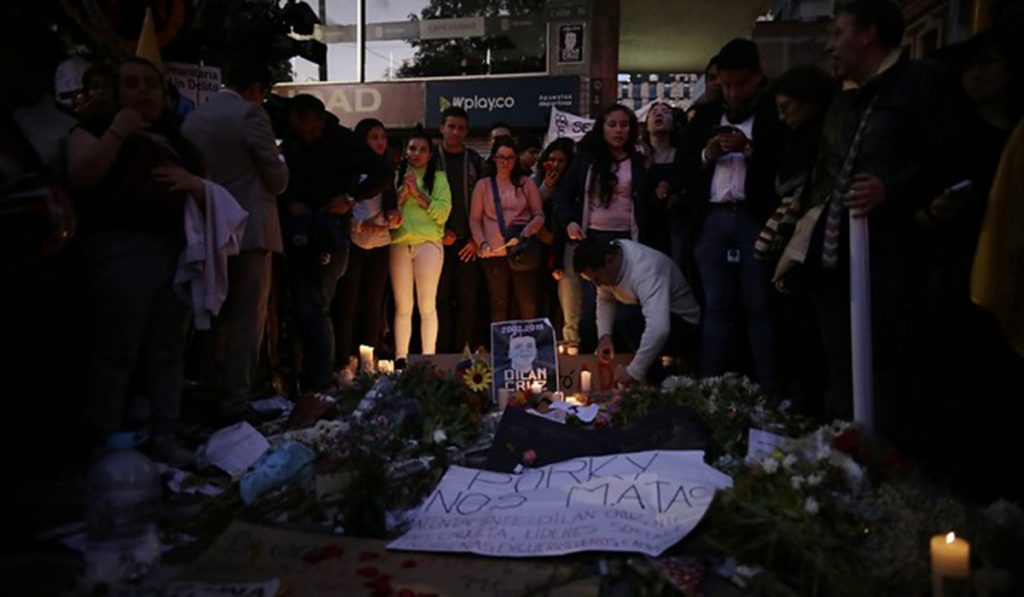 Familia de Dilan Cruz no ha visto avances en el caso 3 Familia de Dilan Cruz no ha visto avances en el caso El sábado 23 de noviembre de 2019, Dilan Cruz, un joven de 18 años, se movilizaba en medio de las calles del centro de Bogotá, en el marco de unas agitadas jornadas de protesta social que se llevaban a cabo en el país. A la altura de la carrera 4 con calle 19, fue impactado en la cabeza por un proyectil de un arma de baja letalidad, en medio de un procedimiento policial.