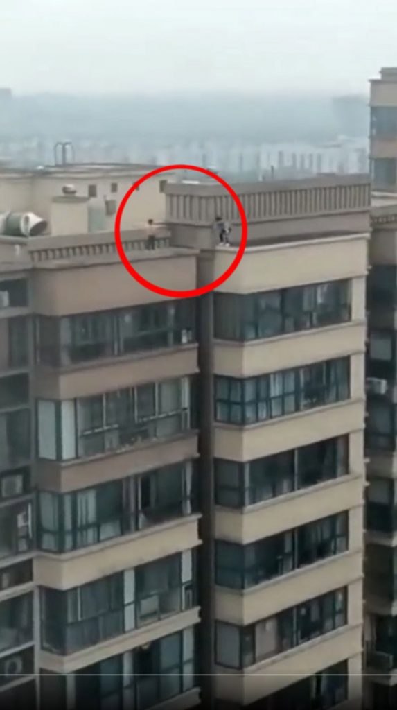 EN VIDEO. ¡Qué peligro! Niños saltan en azotea de edificio La inocencia de los niños da para todo, incluso, hasta para poner en riesgo sus propias vidas, todo por jugar de una manera insospechadamente peligrosa. Este hecho quedó grabado en video, y seguramente le pondrá los pelos de punta.