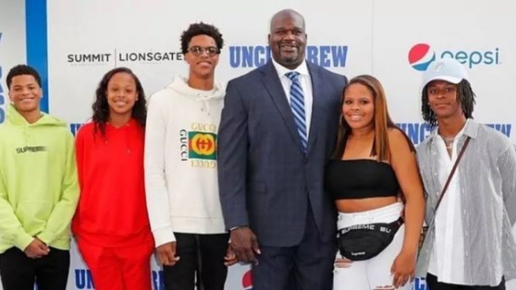 "No somos ricos, yo soy rico": la lección de Shaquille O'Neal a sus hijos Shaquille O'Neal ganó más de 292 millones de dólares en su carrera como jugador, gracias a contratos de publicidad, películas, discos, su trabajo como DJ y comentarista de la NBA.