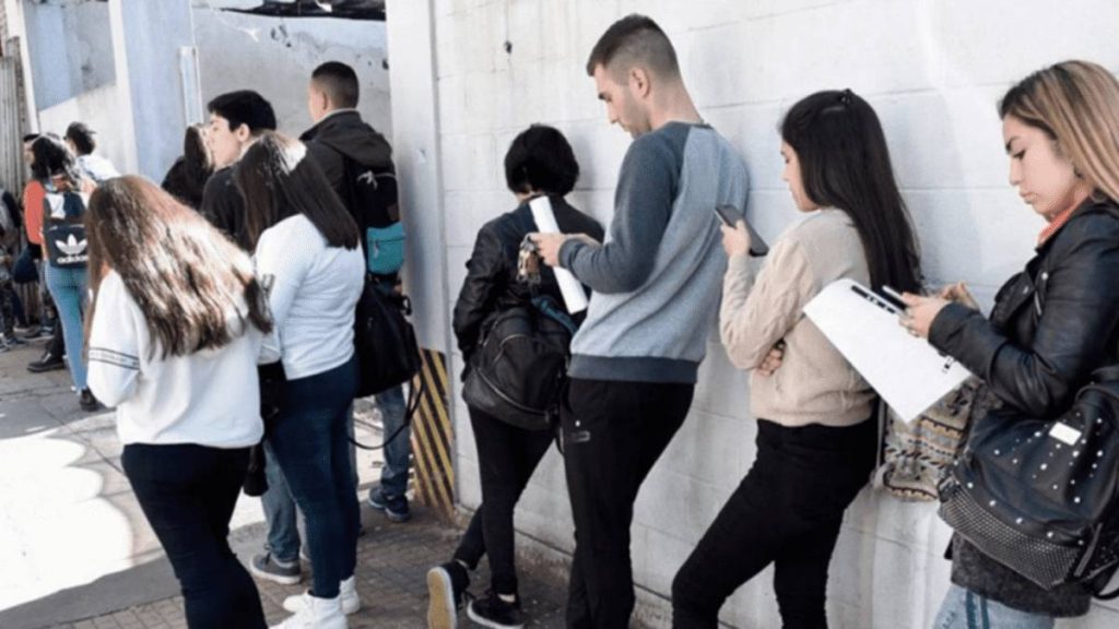 2 mil vacantes de empleo para jóvenes en una multinacional 7 2 mil vacantes de empleo para jóvenes en una multinacional Con la llegada de nuevas empresas a Bogotá, se abren también nuevas oportunidades de empleo para los habitantes de la ciudad, y en esta oportunidad 2.000 jóvenes tendrán la posibilidad de tener un empleo.