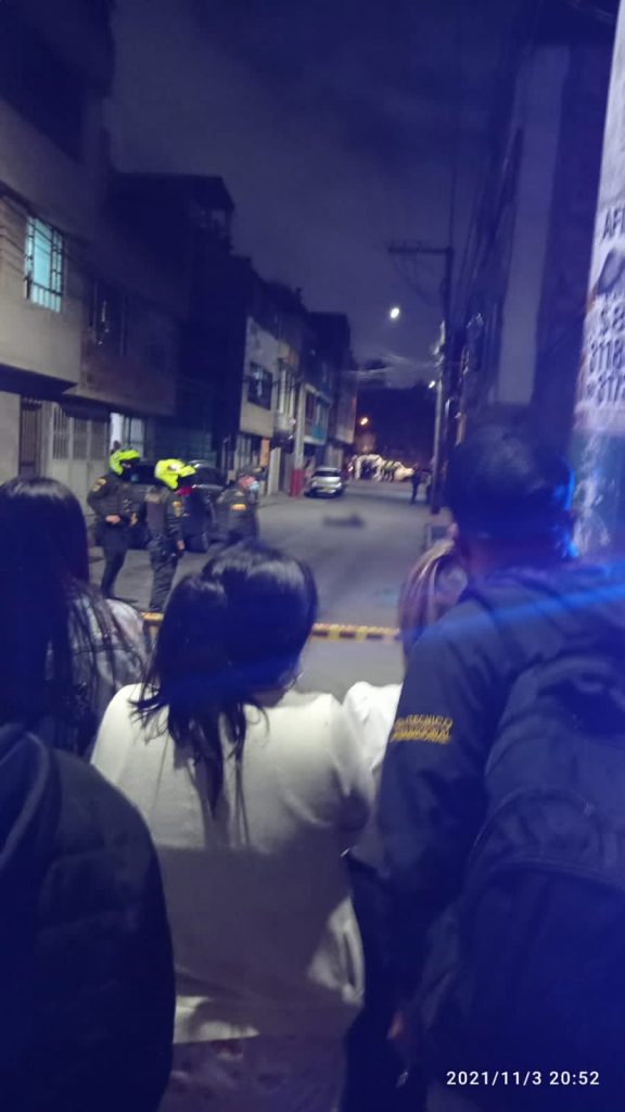 En Villas del Dorado asesinaron con silenciador a Jawy Mientras que Jawy Bustos Ramos (de 29 años) caminaba por una de las cuadras del barrio Villas del Dorado (Engativá) en la noche del miércoles, su verdugo estaba listo para ponerle fin a su vida. Según dicen en este lugar, al joven le habrían disparado con un arma con silenciador en repetidas ocasiones para evitar alertar a la comunidad y poder emprender la huida con éxito.