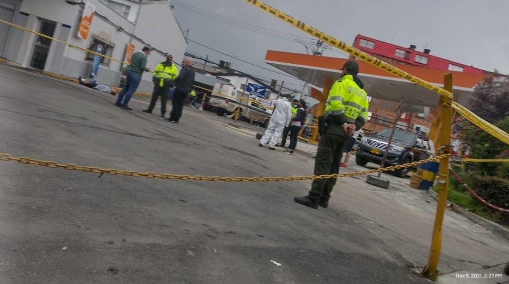 En Normandía asesinan a expolicía en medio de un hurto Esperando unos arreglos de su camioneta de platón, un policía retirado encontró ayer una inesperada y violenta muerte en plena bomba de servicio frente a la estación de TransMilenio Normandía. El pánico quedó sembrado en el barrio Normandía Occidental (Engativá), pues la balacera tronó en este sector de la capital.