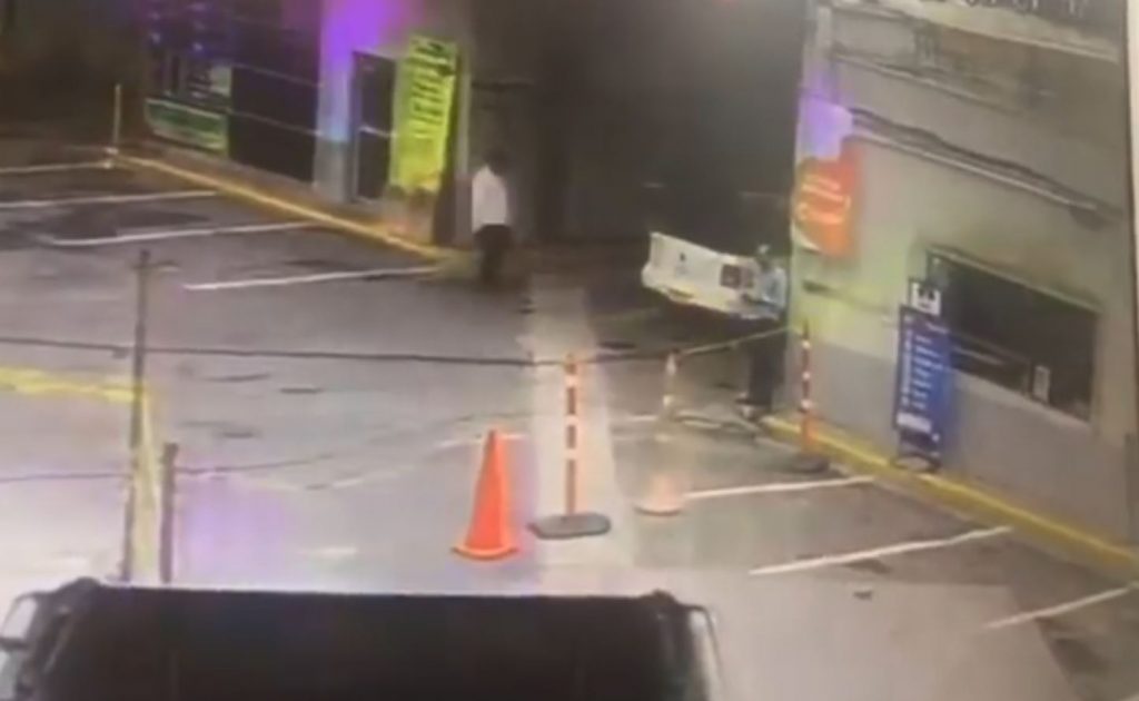 En Normandía asesinan a expolicía en medio de un hurto 2 En Normandía asesinan a expolicía en medio de un hurto Esperando unos arreglos de su camioneta de platón, un policía retirado encontró ayer una inesperada y violenta muerte en plena bomba de servicio frente a la estación de TransMilenio Normandía. El pánico quedó sembrado en el barrio Normandía Occidental (Engativá), pues la balacera tronó en este sector de la capital.