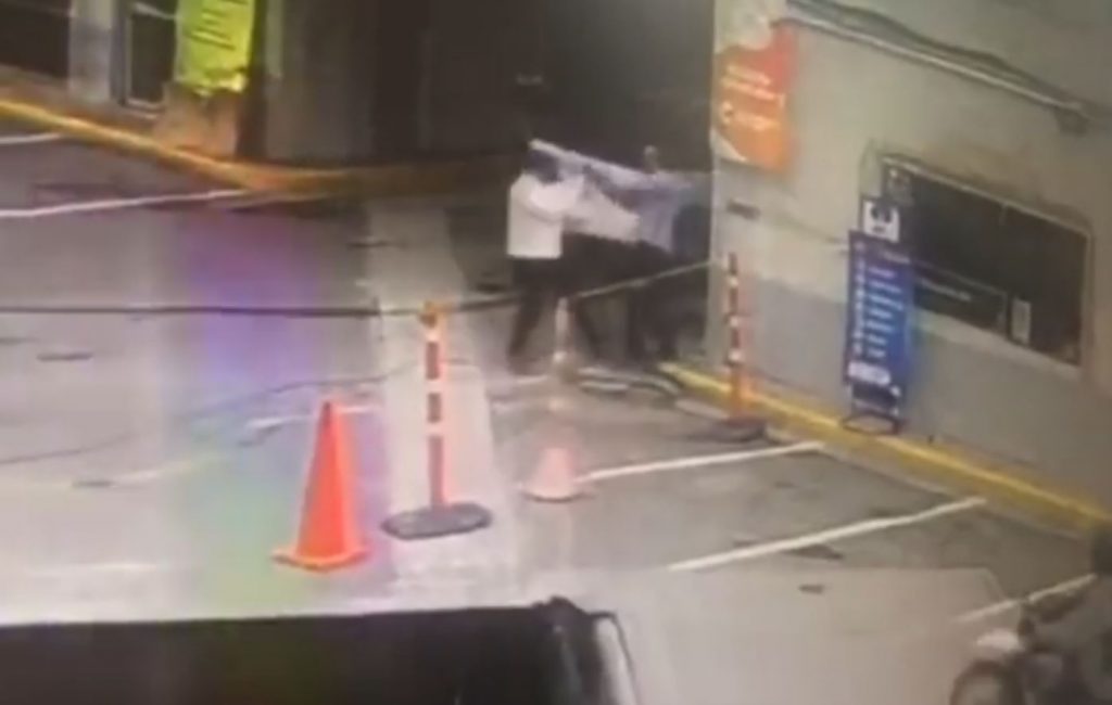 En Normandía asesinan a expolicía en medio de un hurto 3 En Normandía asesinan a expolicía en medio de un hurto Esperando unos arreglos de su camioneta de platón, un policía retirado encontró ayer una inesperada y violenta muerte en plena bomba de servicio frente a la estación de TransMilenio Normandía. El pánico quedó sembrado en el barrio Normandía Occidental (Engativá), pues la balacera tronó en este sector de la capital.